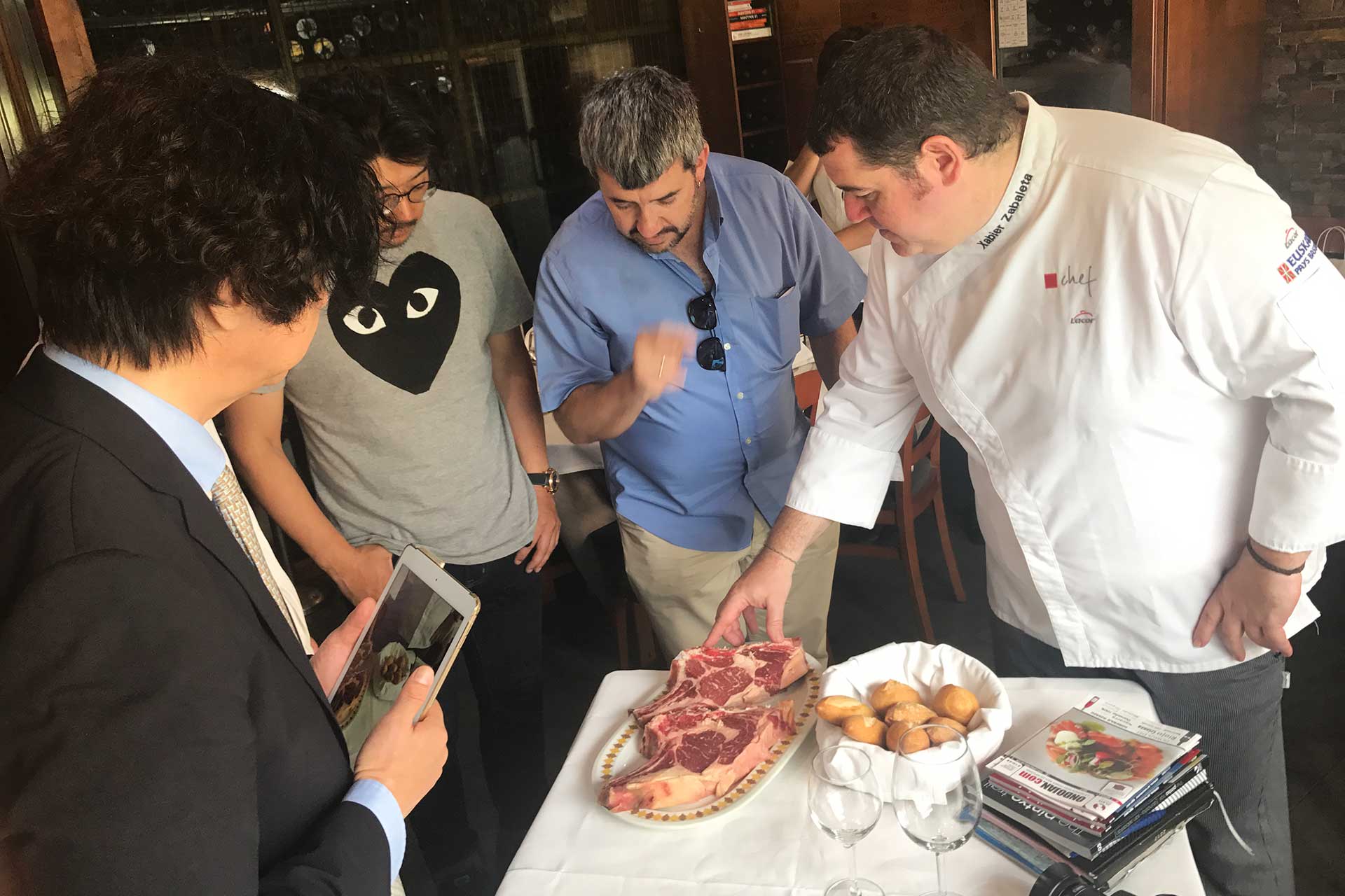Visita técnica de una delegación japonesa, y Xabier Zabaleta, Restaurante Aratz, muestra sus productos autóctonos.