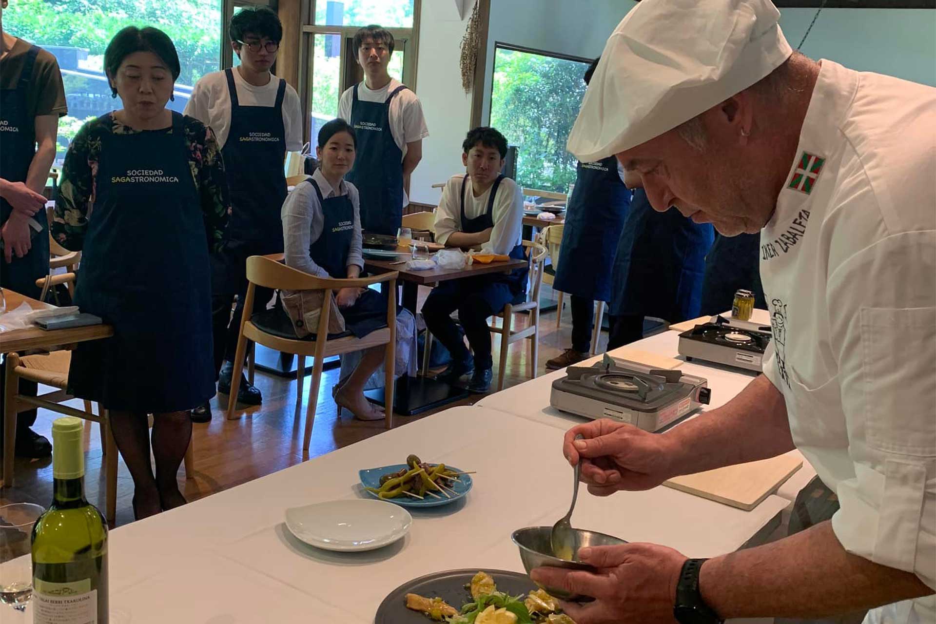 Taller demostrativo por Iker Zabaleta, Restaurante Aratz, con los productos locales en Saga.