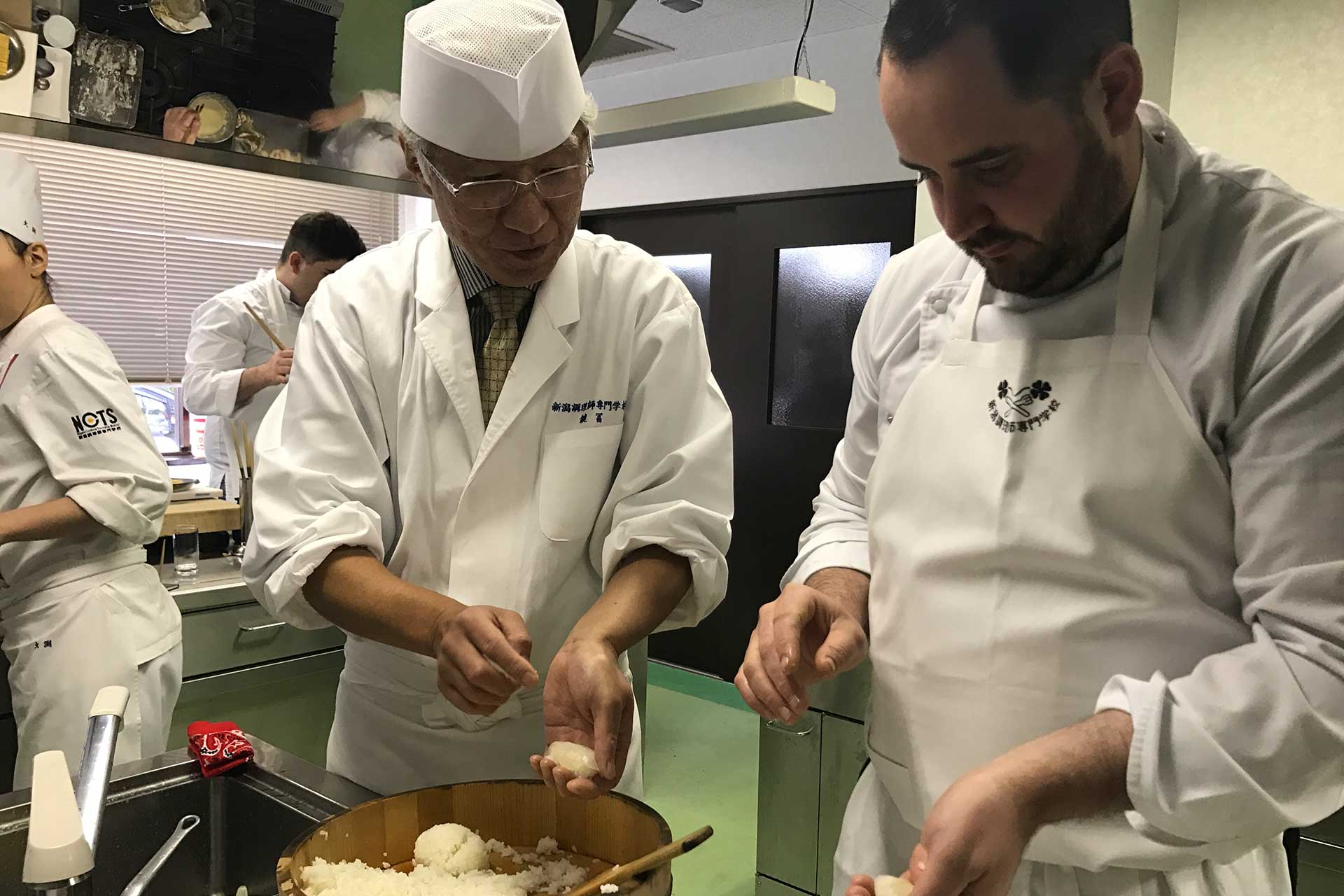 Visita a una escuela de cocina en Niigata.